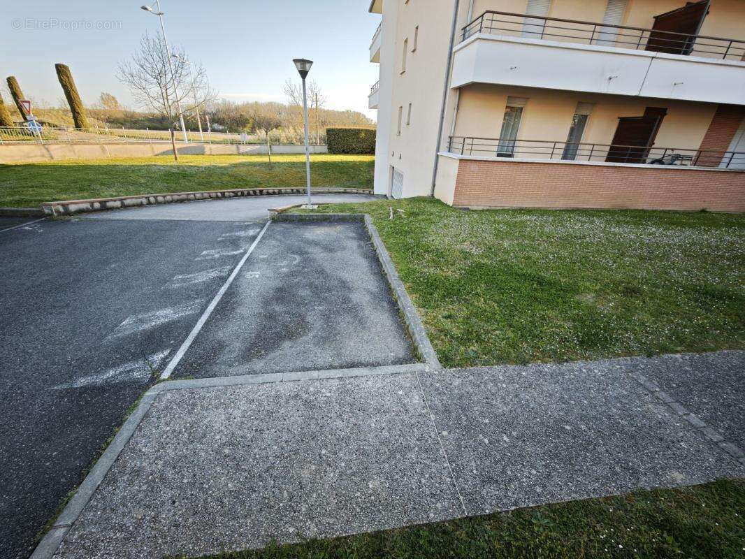Parking à LEGUEVIN