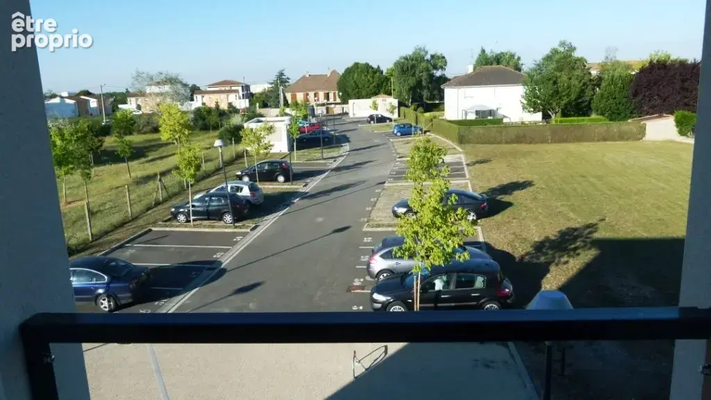 Côté entrée et parking  résidence.