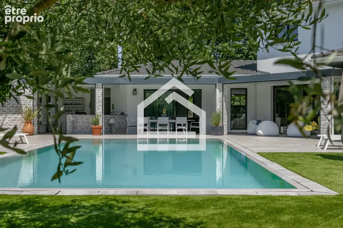 Saint Aubin de Médoc - Villa d'exception de 230 m2 avec dépendance de 30 m2, piscine et garage - photo 2