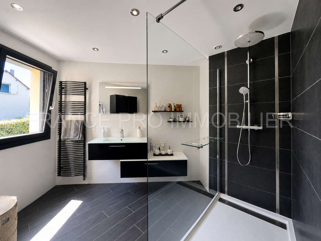 Spacieuse maison familiale de 165 m2 avec 5 chambres, 2 garages et jardin - photo 7