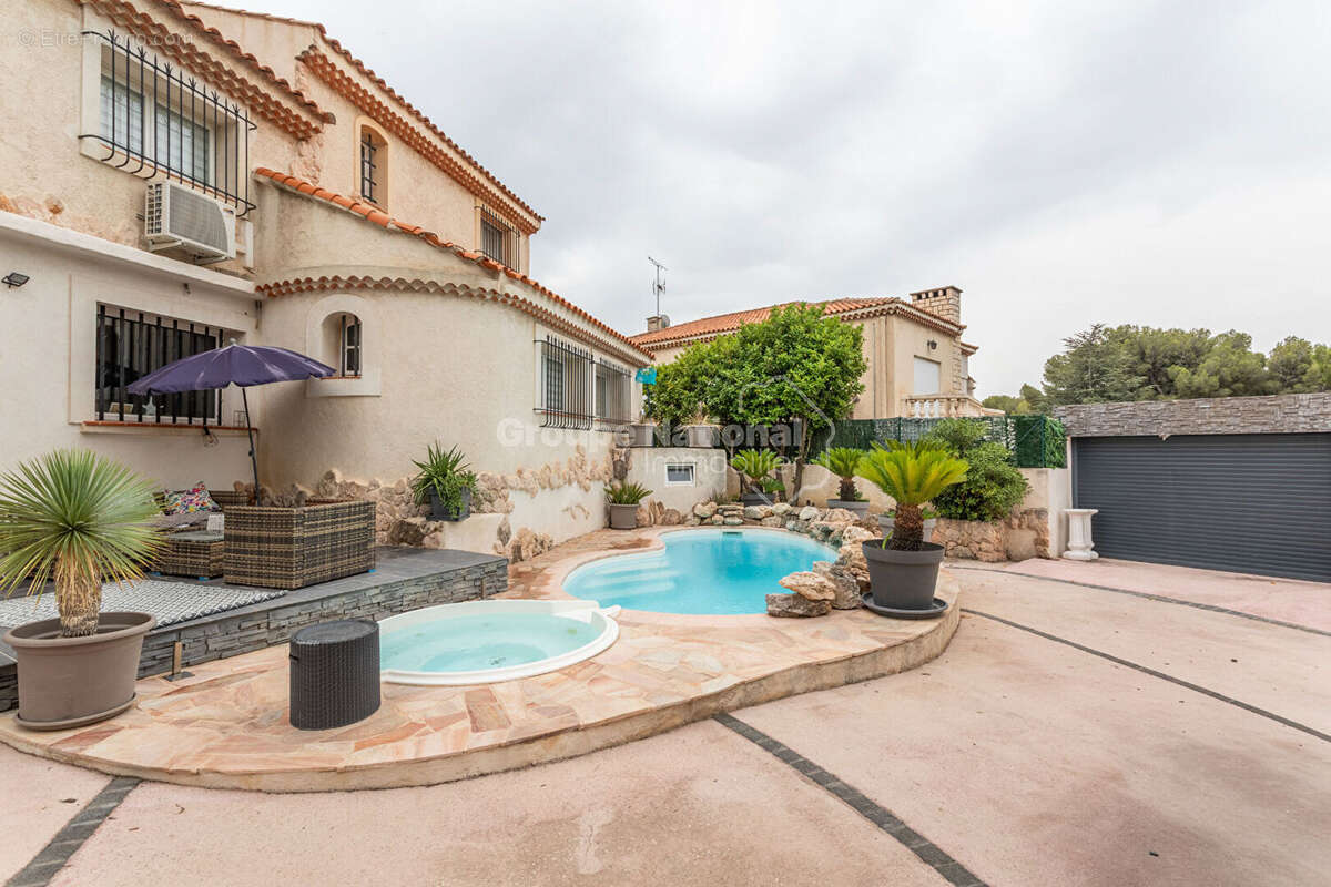Villa familiale de 220 m² avec piscine et deux garages - photo 2
