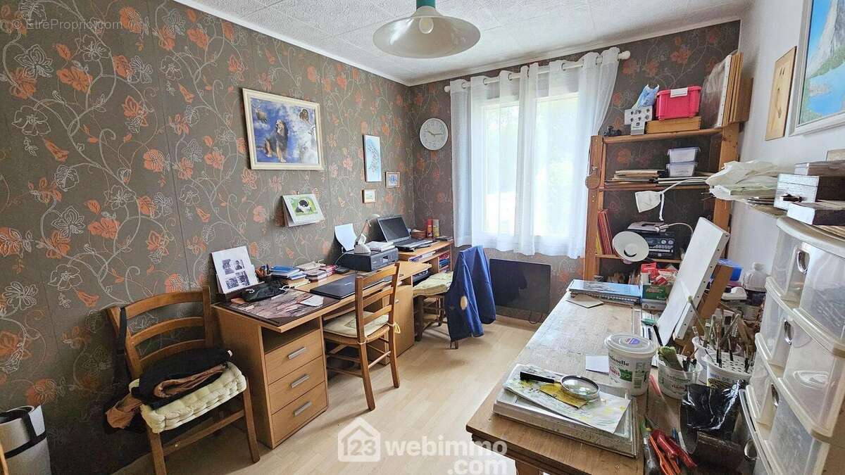 Au rez-de-chaussée une chambre de 9 m² toute parquetée. - Maison à BOUTIGNY-SUR-ESSONNE