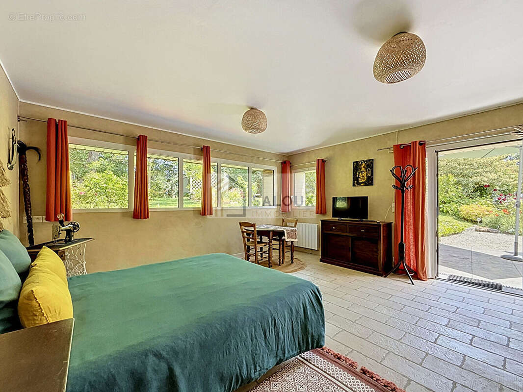 AMBON - Maison de charme en pierre de 240m² - photo 18