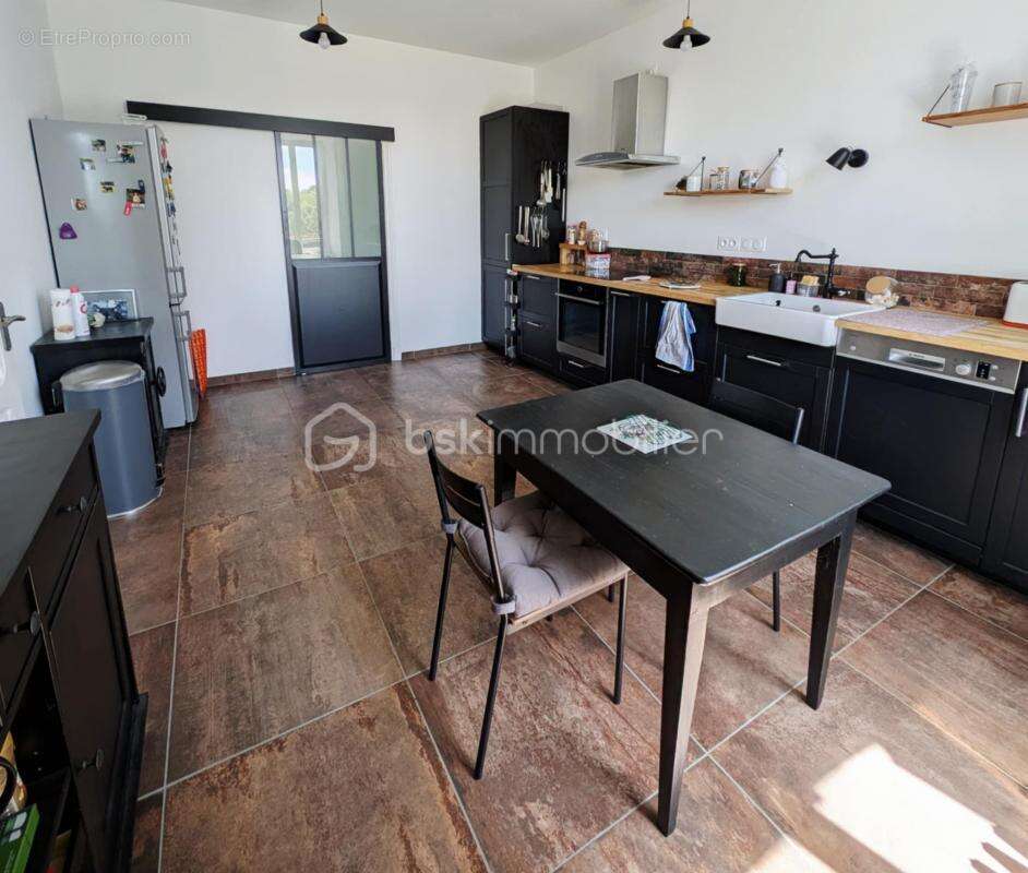 Maison avec jardin, dépendances et gîte rentable – À découvrir sans tarder ! - photo 5