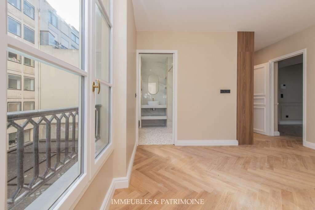 Appartement à PARIS-8E