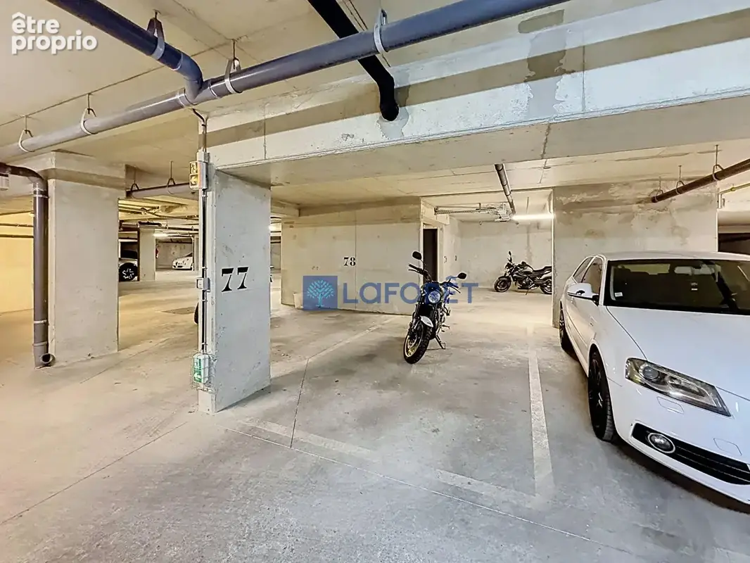 Parking à SAINT-PIERRE-DU-PERRAY