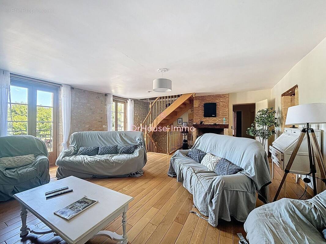 Maison à MAUZAC-ET-GRAND-CASTANG