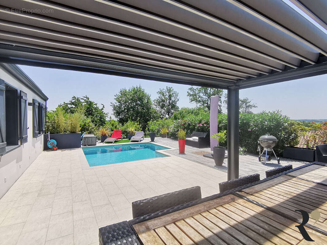 Maison à SAINT-PIERRE-DE-LAGES