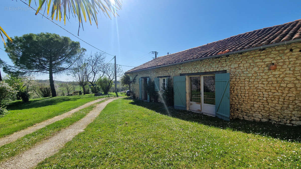 Maison à MONTMOREAU-SAINT-CYBARD