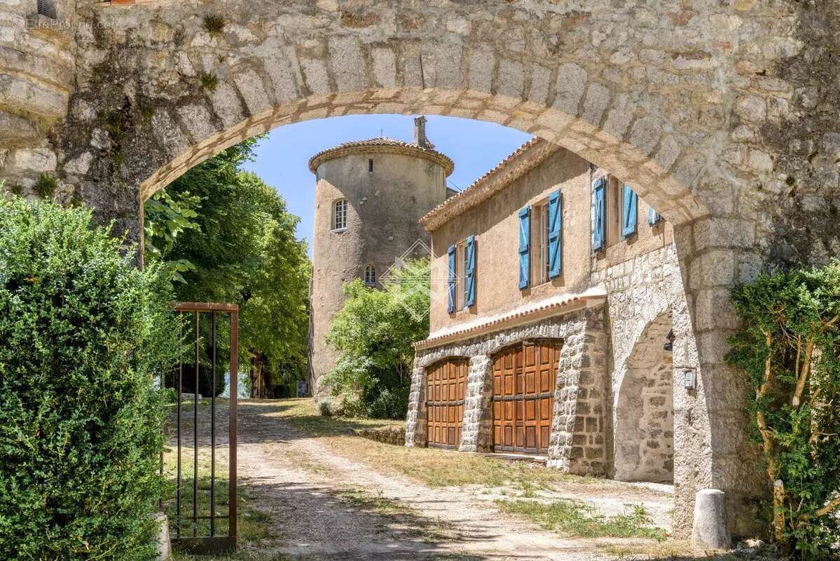 Exclusivité. Château du XVIe siècle – Domaine d'exception de 18 hectares au cœur de l'arrière-pays grassois - photo 5