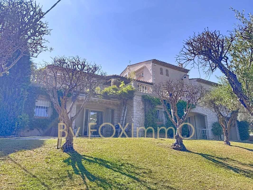 Villa de caractere vue panoramique sur Saint-Paul-de-Vence – 370 m² , piscine, terrain 2000m2, calme - photo 10