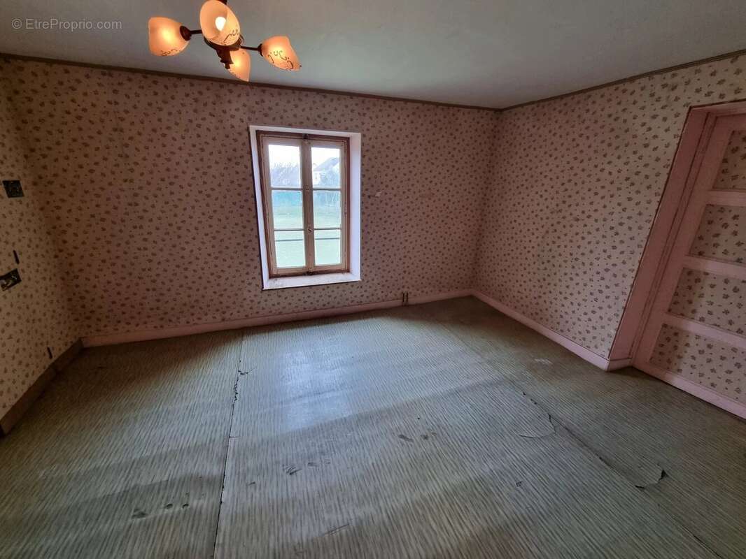 Maison à CRECY-LA-CHAPELLE