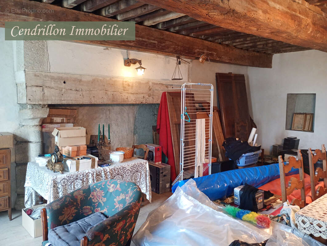 Maison en pierre indépendante avec 3 chambres sur un parc arboré de 4200 m2 avec dépendances  et puits - photo 14