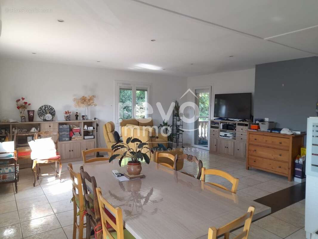 Appartement à MONTBAZIN