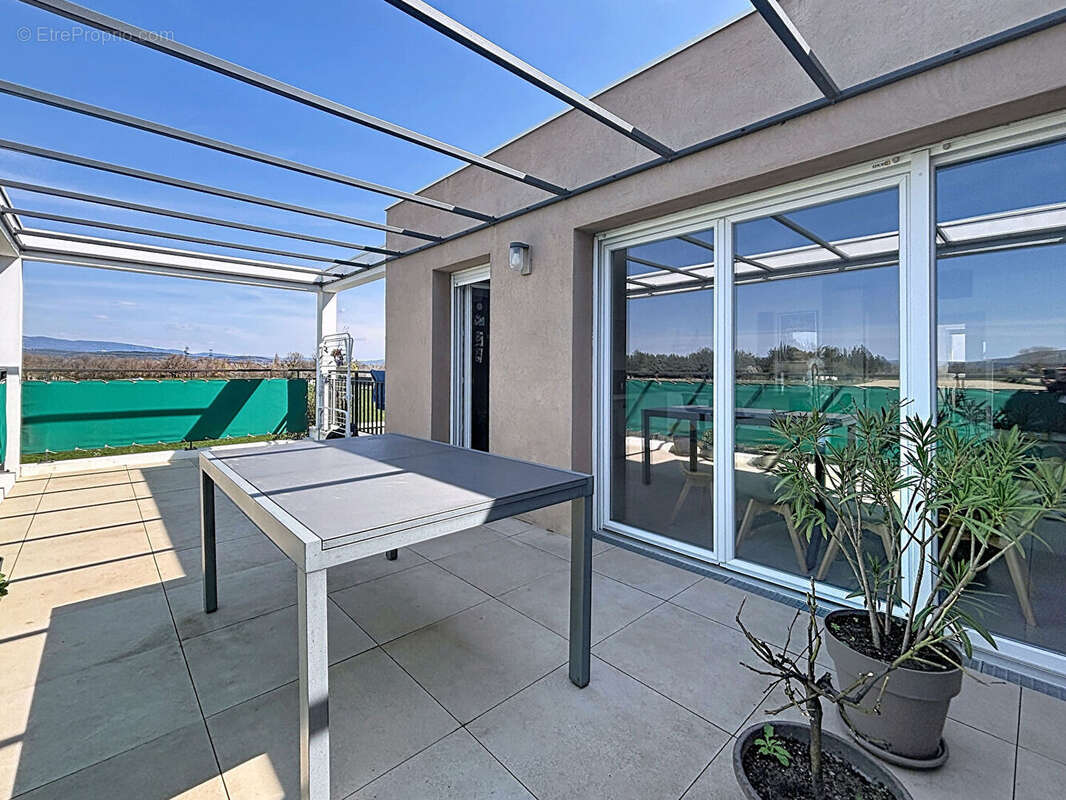 Appartement à LE PUY-SAINTE-REPARADE