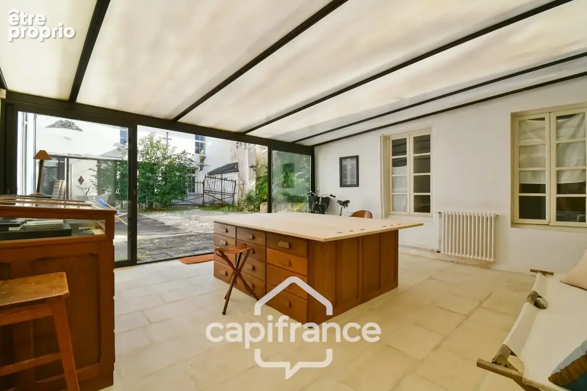 En CHARENTE MARITIME, A SAINT JEAN D'ANGELY (17), Maison de caractère à vendre 12 pièces  avec jardin, proche commerces - photo 10