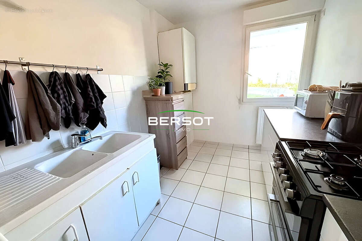 Appartement T3 en rez-de-jardin avec terrasse, parking et cave - Quartier Montrapon à Besançon - photo 3
