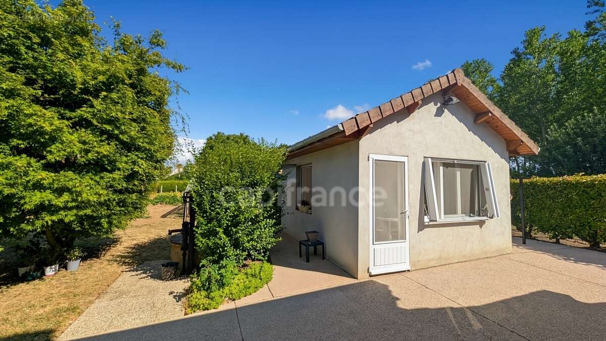 BEY (71) à vendre maison de 131.18 m² 5 pièces 4 chambres terrain de 1046 m² - photo 3