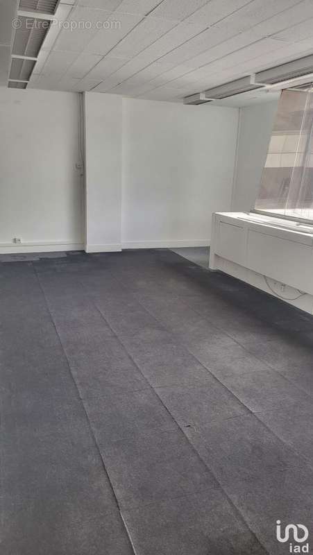 Photo 2 - Commerce à CERGY