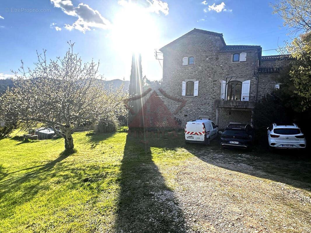 Maison à MEYRANNES