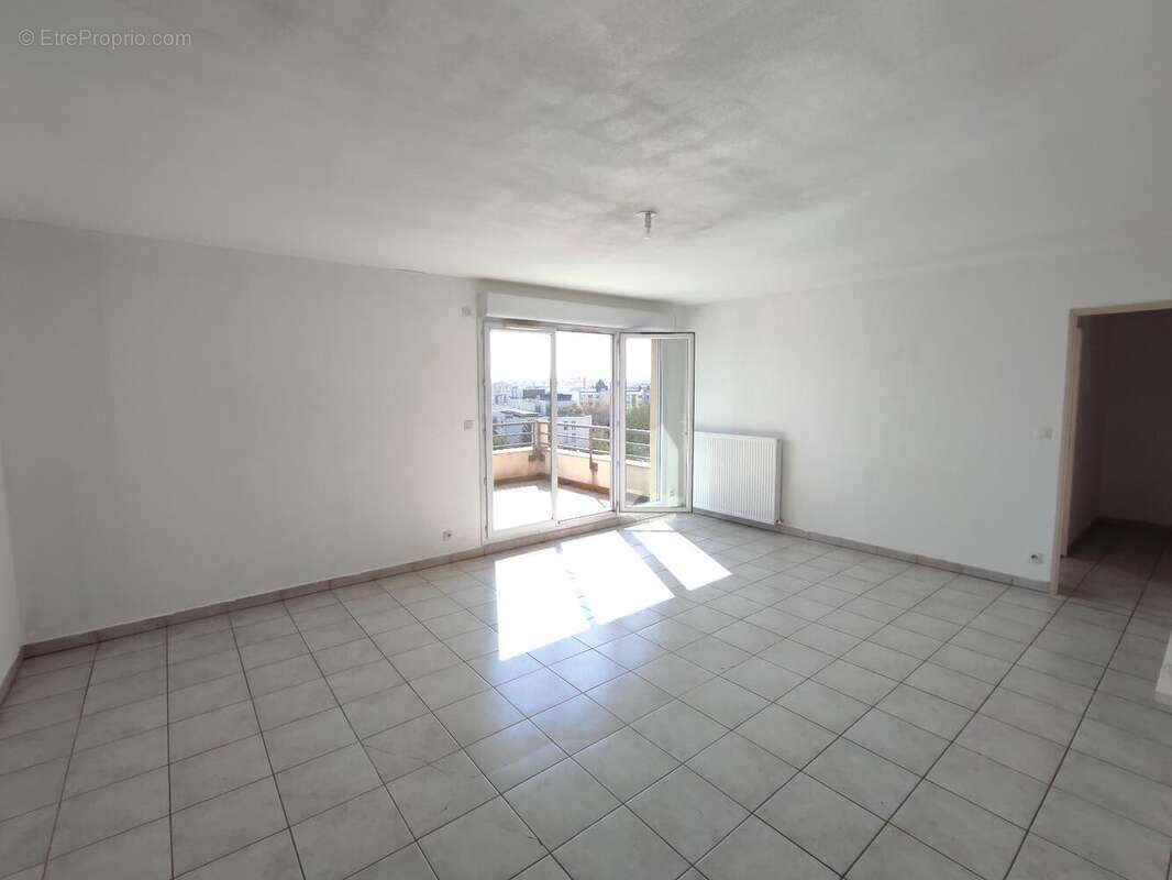   - Appartement à VILLEURBANNE