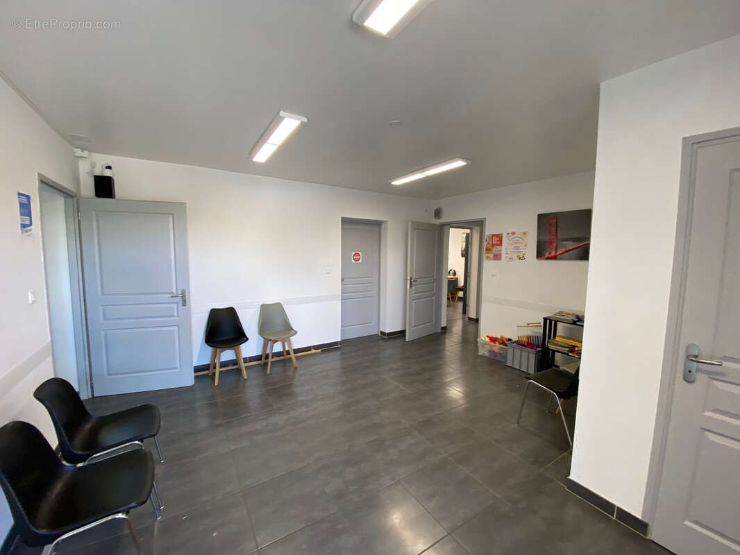 Locaux en zone d'activites - photo 3