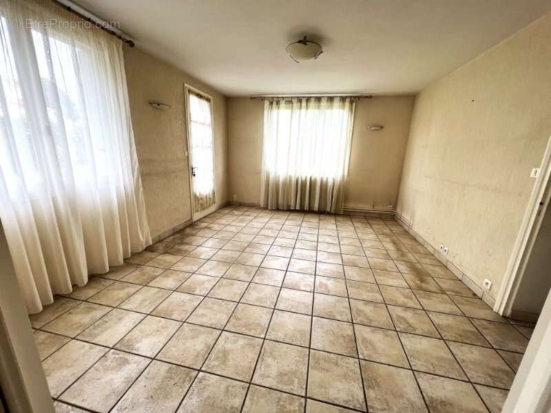 Maison à SAINT-MACAIRE-EN-MAUGES