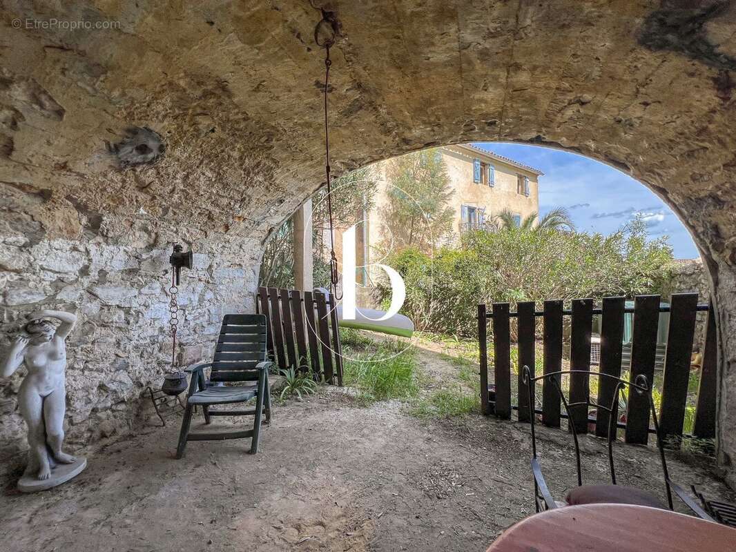 Maison à SAINT-SAUVEUR-DE-CRUZIERES