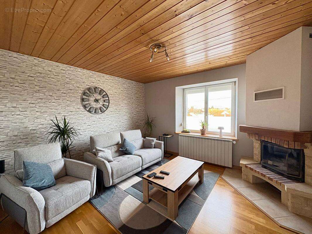 Maison 8 pieces sur terrain de 8 ares 299000 euros - photo 2