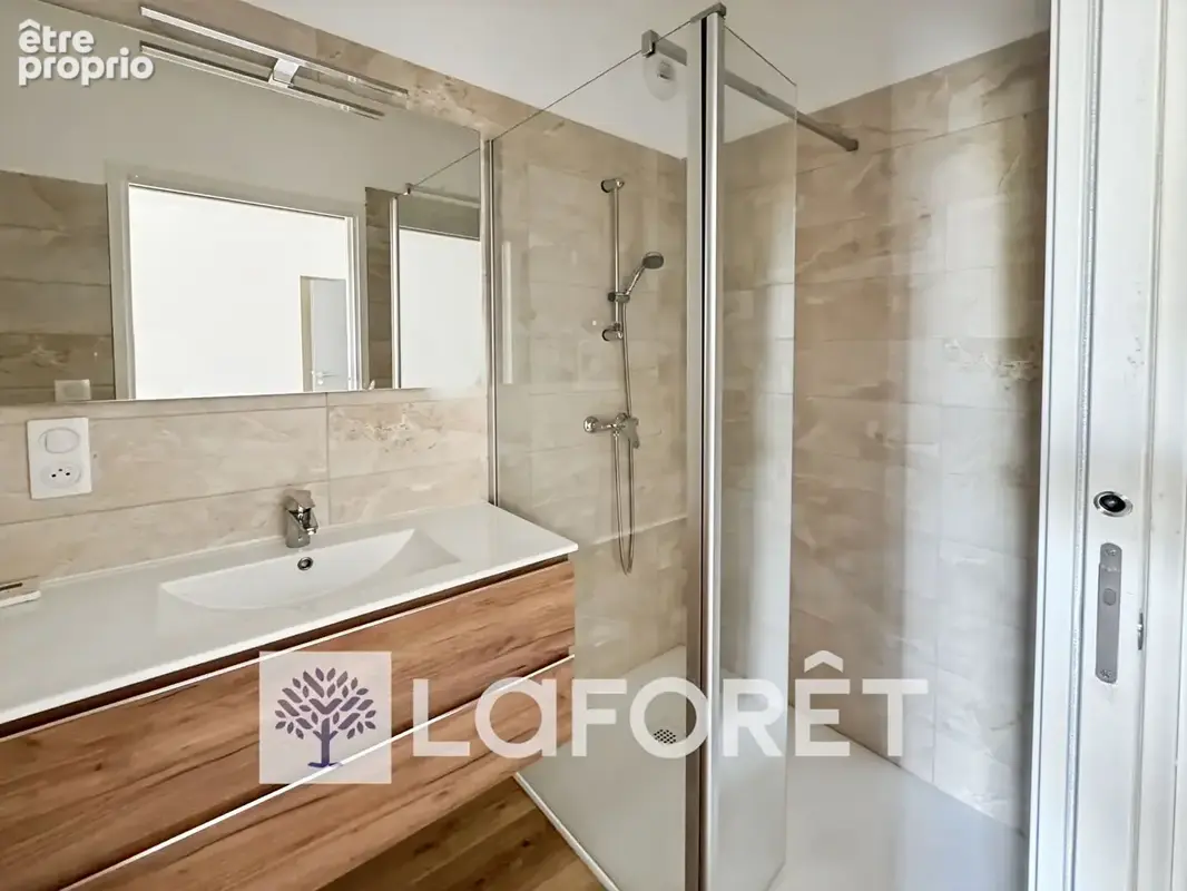 Immeuble de rapport - 3 lots loués et 2 appartements à rénover - photo 3