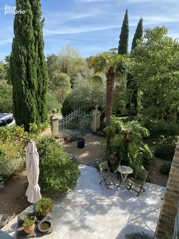 Dans un Domaine fortifiée médiéval, maison en pierres avec 249m2 habitables avec jardin privatif et paysagé - photo 3