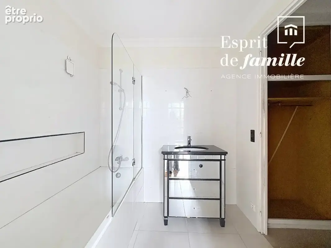 QUAI JEAN-JACQUES ROUSSEAU – Appartement de réception de 122 m² dans une maison bourgeoise - photo 13