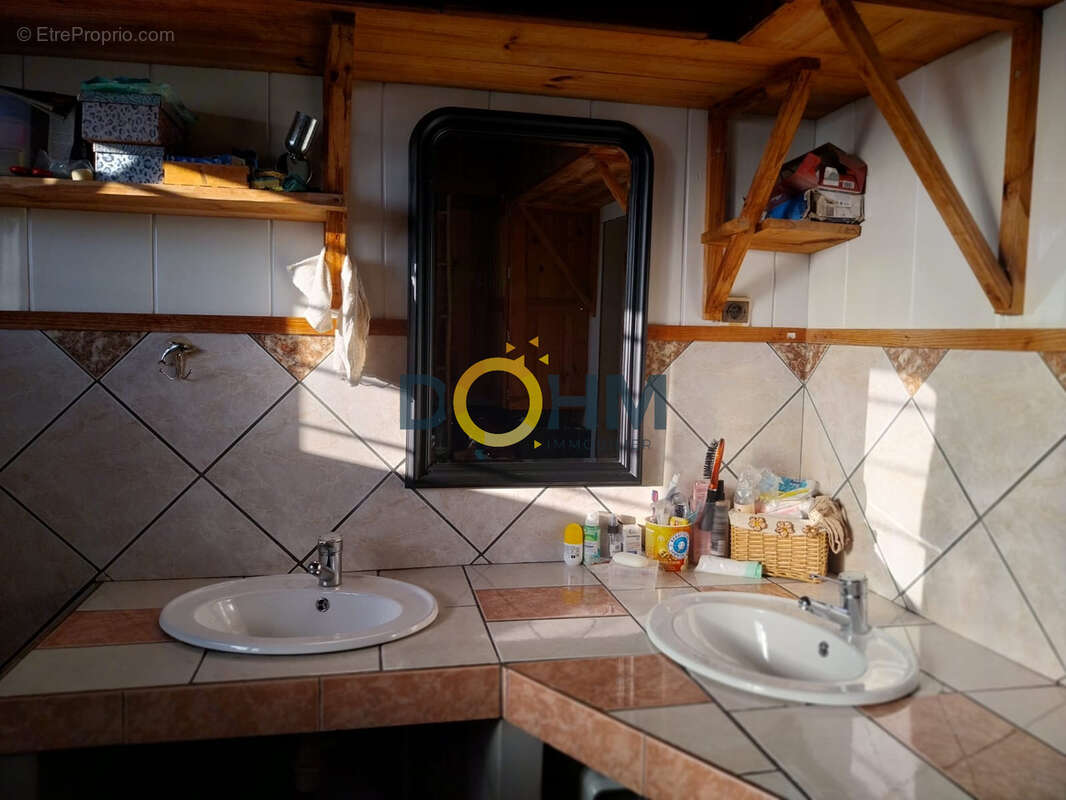 St Joseph TRES GRANDE MAISON F8 avec fort potentiel sur 976m2 de terrain - photo 11