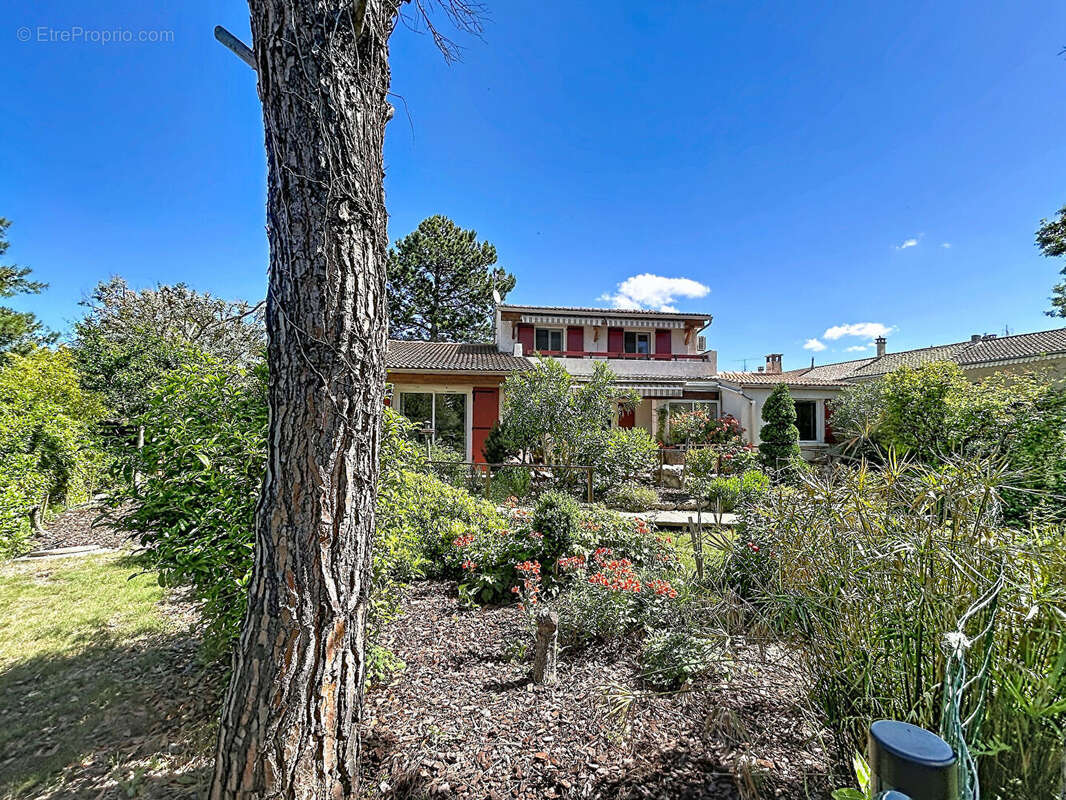 ORANGE CENTRE - Maison cossue avec 4 chambres - 2 salles d'eau, sur jardin arboré au calme - photo 11