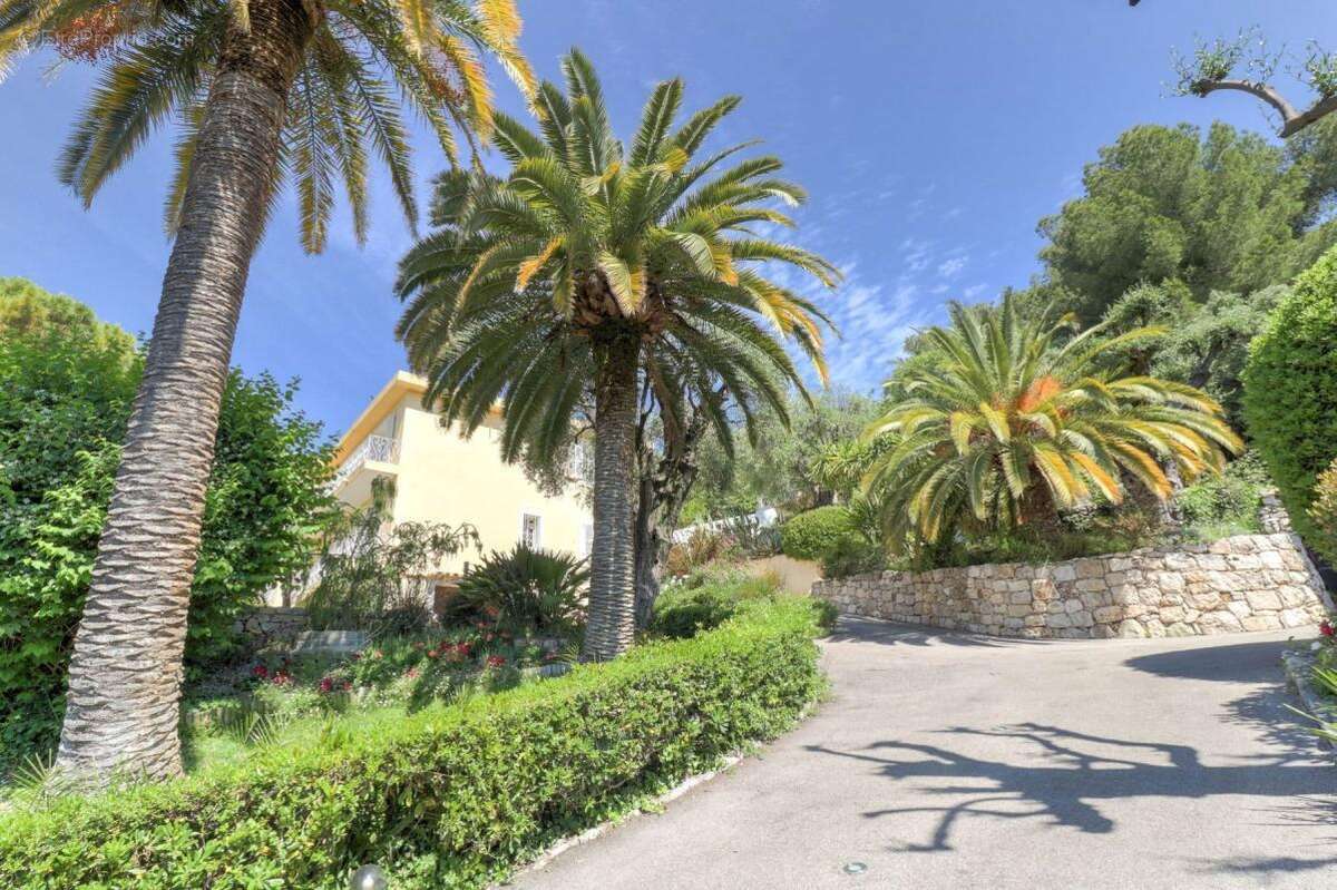 Superbe Maison de Maître avec Piscine et un Sublime Jardin Luxuriant !!! - photo 18