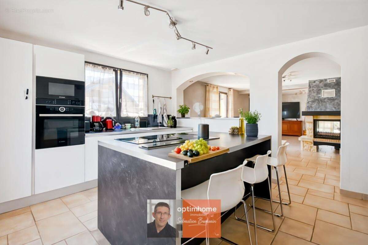 Dole – Grande maison familiale de 295 m² avec 7 chambres et jardin de 1 700 m² - photo 4