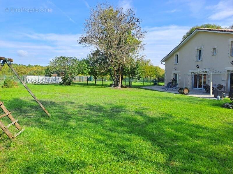 Maison à SAINT-CHRISTOLY-DE-BLAYE
