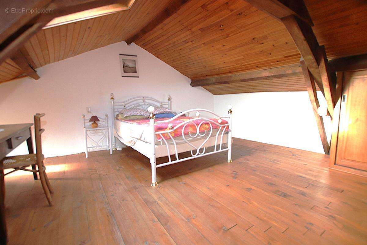 Ensemble immobilier avec gîte et potentiel second gîte - Maison T7 de 211 m² sur terrain arboré - photo 15