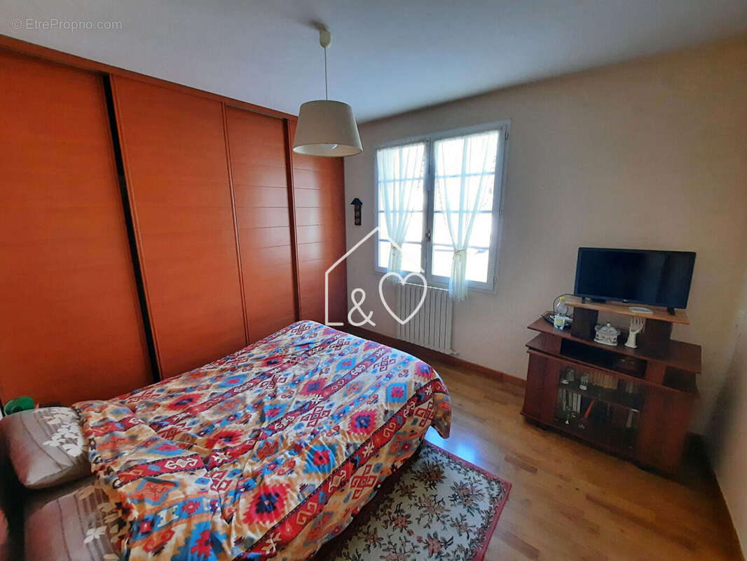 Maison à BOURNEZEAU