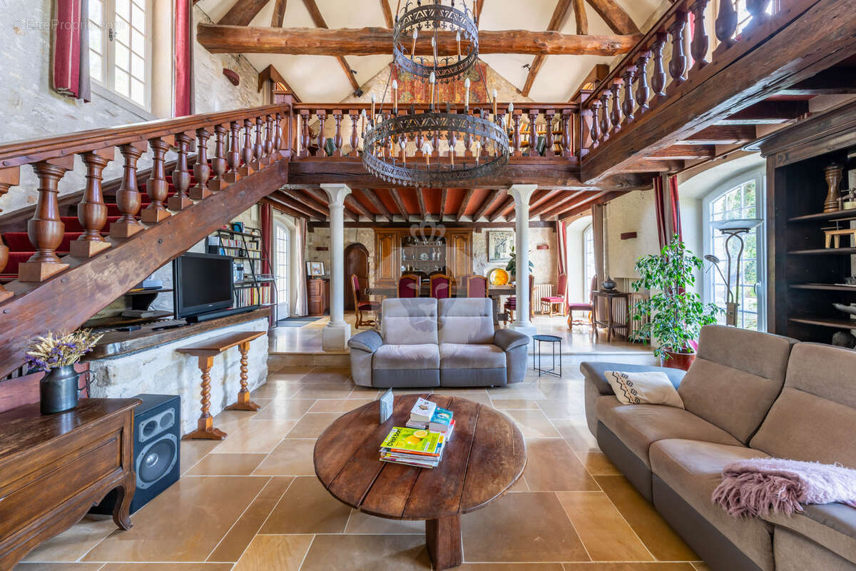 Ensemble immobilier de charme avec maison de 310 m2 et dépendances - photo 6