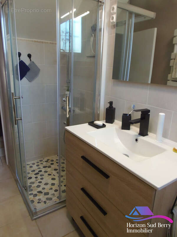 Salle d&#039;eau - Maison à PERASSAY