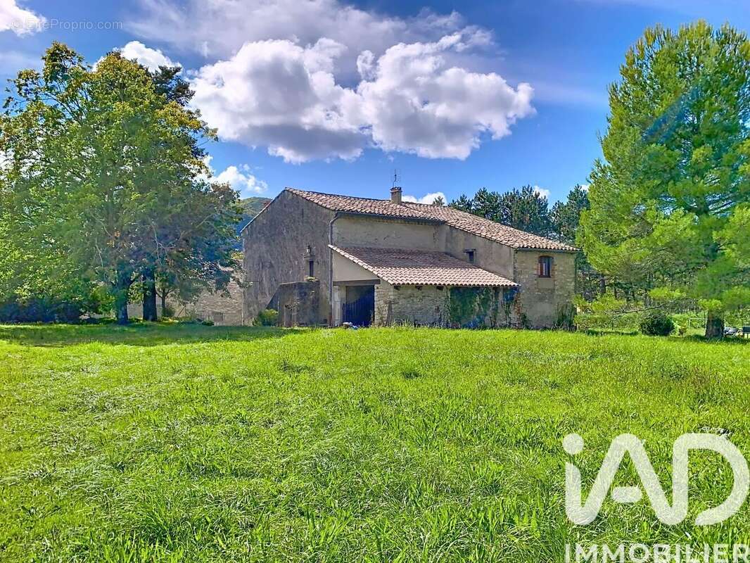 272 m² à Le Poet-Laval  - photo 2