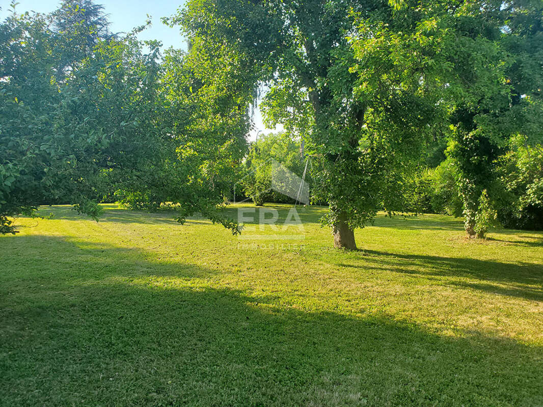 Terrain à LES GRANGES-LE-ROI