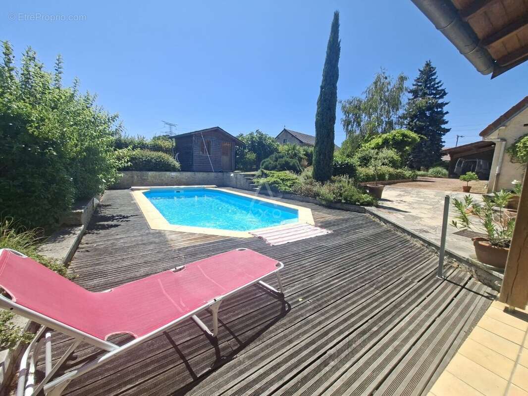 Rare sur le marché, cette belle longère de caractère de 168 m2 habitables, implatntée sur un beau terrain de 1126 m2 avec piscin - photo 2