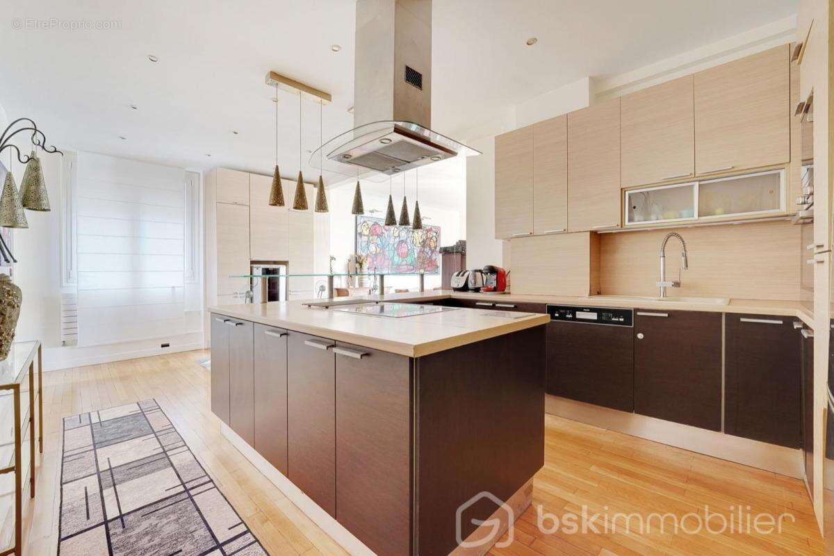 Appartement à NEUILLY-SUR-SEINE