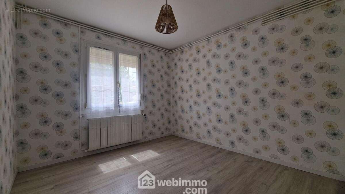 Et enfin la troisième et dernière chambre de 10 m², tous les sols sont en parquet