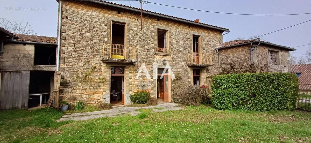 Maison à LES ADJOTS