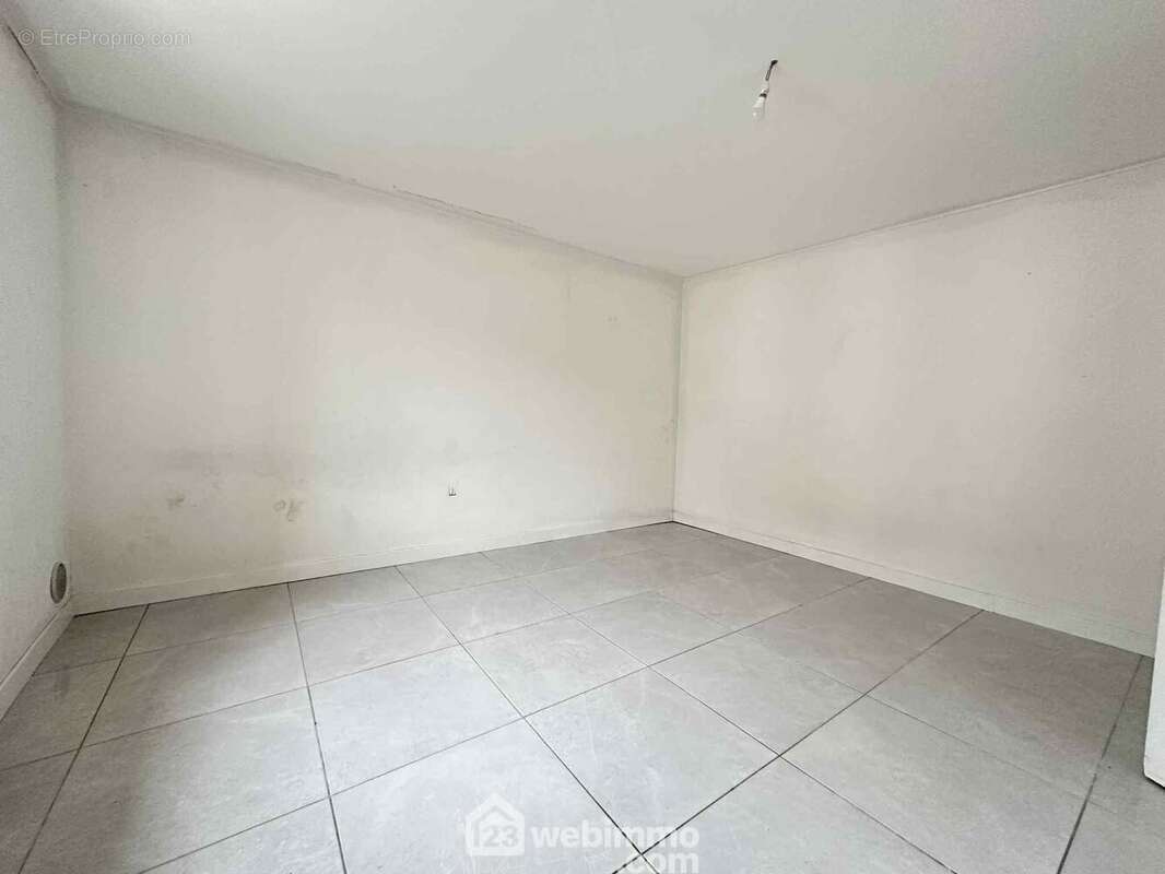 En rez-de-chaussée, voici la première chambre de 16 m² - Maison à SISSONNE