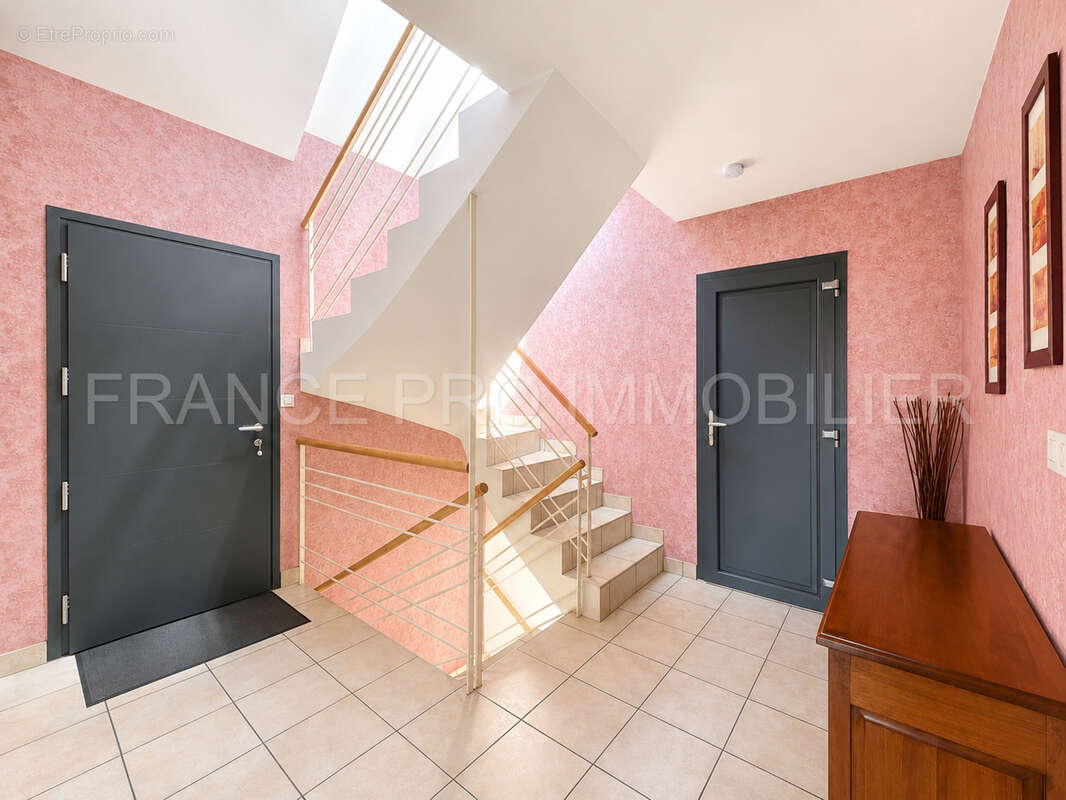 Spacieuse maison familiale de 165 m2 avec 5 chambres, 2 garages et jardin - photo 5