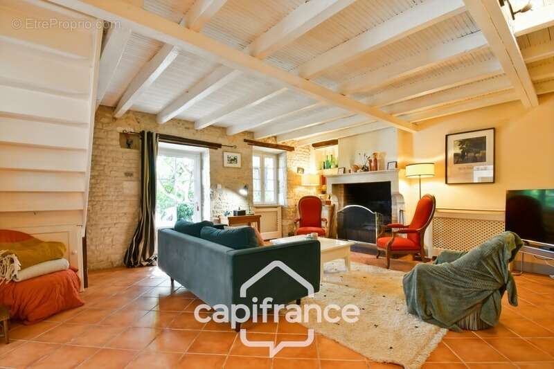 Maison charentaise rénovée à vendre 6 pièces COURCELLES (17), proche commerces, d'une superficie de 149m² avec atelier et jardin - photo 18